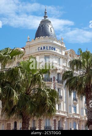 CANNES, FRANKREICH - 6. MAI: Luxushotel InterContinental Carlton am 6. Mai 2013 in Cannes, Frankreich. Es verfügt über 343 Zimmer. Gelegen auf dem berühmten La Crois Stockfoto