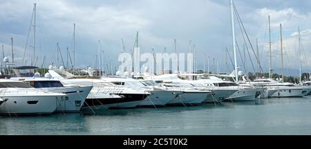 ANTIBES, FRANKREICH - 6. MAI: Segelboote in Port Grimaldi am 6. Mai 2013 in Antibes, Frankreich. Antibes, Frankreich - 6. Mai 2013: Segelboote in Port Grimaldi auf t Stockfoto