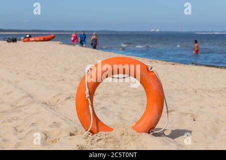 Rettungsring am Strand, Ferienzeit Stockfoto
