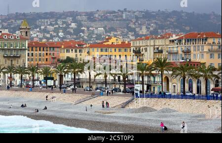 NIZZA, FRANKREICH - APRIL 27: Architektur entlang der Promenade des Anglais am 27. April 2013 in Nizza, Frankreich. Es ist ein Symbol der Cote d'Azur und wurde i gebaut Stockfoto