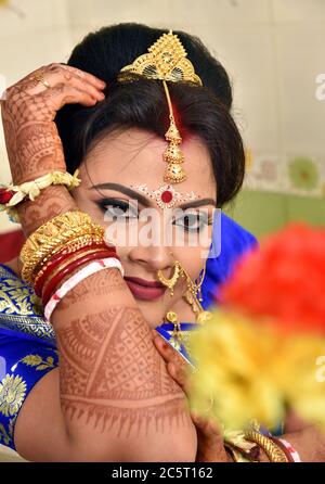 Atemberaubende eine schöne indische Braut mit Goldschmuck sehr glücklich zu ihrer Hochzeitszeremonie im Ehebaus in Kolkata, westbengalen. Stockfoto