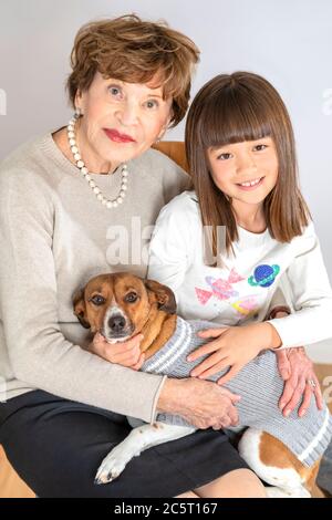 Eine Urgroßmutter mit ihrem Urenkind und ihrem Haustier Stockfoto