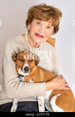 Achtundachtzig Jahre alte Frau mit ihrem Hund Stockfoto