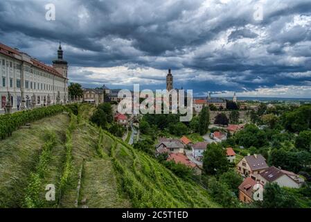 Architektur in Kutna Hora, Böhmen. Dramatischer Himmel. Stockfoto