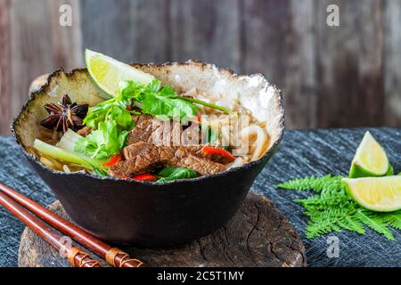 Duftende Rind- und Nudelsuppe Stockfoto