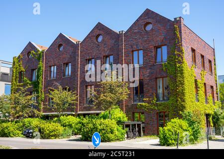 Reihenhäuser aus roten Ziegeln in Berlin, Deutschland Stockfoto