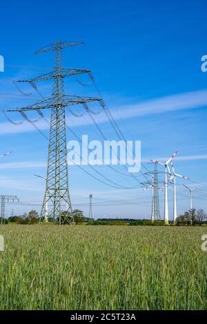 Freileitungen und Windkraftanlagen in Deutschland gesehen Stockfoto
