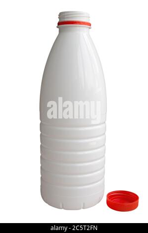 Geöffnete weiße Plastikflasche und roter Verschluss isoliert auf weiß. Beschneidungspfad enthalten. Stockfoto