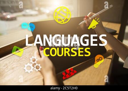 Sprachkurse, Online-Lernen, Englischunterricht, E-Learning-Konzept auf virtuellem Bildschirm Stockfoto