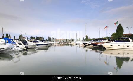 Blick auf kleine Boote, die in Sirmione, einer Stadt am Rande des Gardasees in Nordostitalien, festgemacht sind. Stockfoto