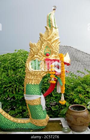 Kopf des thailändischen Drachen - König von Naga Statue Stockfoto