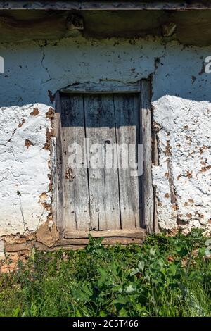 Vorderansicht der Tür eines verlassenen alten Hauses. Stockfoto