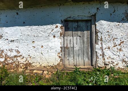 Vorderansicht der Tür eines verlassenen alten Hauses. Stockfoto