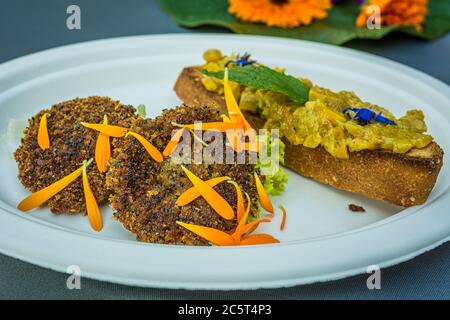 Vorspeise mit Ringelblumen und Crouton. Teller mit frischen Blumen verziert. Blumenfutter Konzept Stockfoto