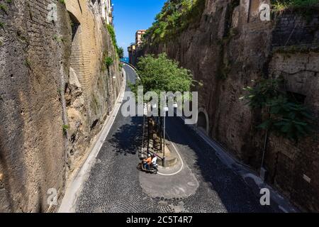 Landschaftlich schöne Haarnadelkurve auf einer Straße in Sorrento, Kampanien, Italien Stockfoto