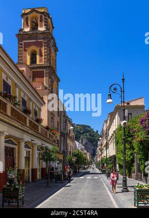 Sorrento, Kampanien, Italien, Juni 2020 – Blick auf Corso Italia, die Fußgängerzone in der Altstadt von Sorrento Stockfoto