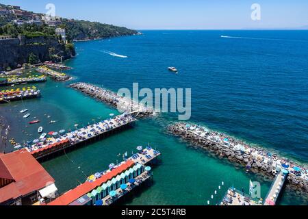 Panoramablick auf den Strand und die Badehütten in Sorrento in einem schönen Sommertag, Kampanien, Italien Stockfoto