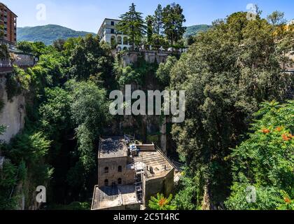 Blick auf das „Vallone dei Mulini“, eine der berühmtesten Sehenswürdigkeiten von Sorrento, Kampanien, Italien Stockfoto