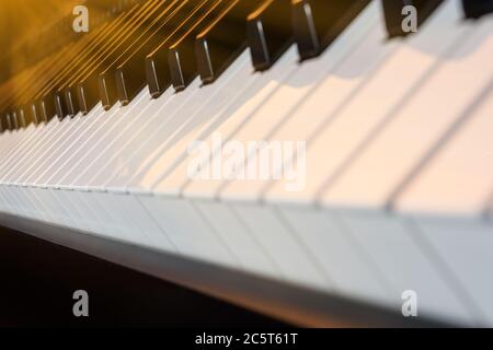 Synthesizer Klavier Tasten auf digitaler Tastatur.Elektronische Midi-Tastatur Musik zu spielen.Musikinstrument closeup.Play Klavier Tasten Boards, komponieren Musik.Sound Stockfoto