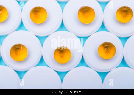 Hintergrund von Drogen auf blauem Hintergrund.Schale Fischöl auf weißem Hintergrund Nahaufnahme.Draufsicht Fischöl für gute Gesundheit auf weißem Hintergrund. Erw Stockfoto