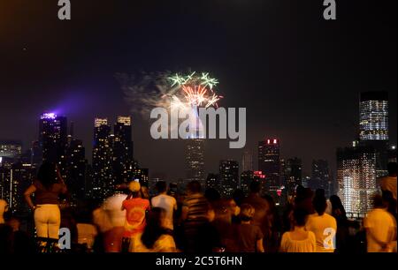 New York, USA. Juli 2020. Aus Weehawken in New Jersey, USA, am 4. Juli 2020, können die Menschen beobachten, wie ein Feuerwerk über dem Empire State Building explodiert. Quelle: Wang Ying/Xinhua/Alamy Live News Stockfoto