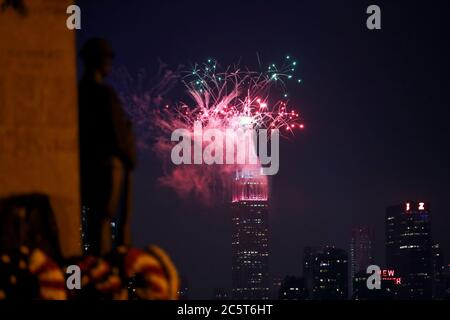 New York, USA. Juli 2020. Feuerwerk explodiert über New Yorks Empire State Building zum US-Unabhängigkeitstag in New York, USA, 4. Juli 2020. Quelle: Wang Ying/Xinhua/Alamy Live News Stockfoto