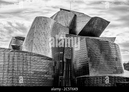 BILBAO, SPANIEN - 9. SEPTEMBER 2019: Detailansicht des Guggenheim Museums in Bilbao, Biskaya, Baskenland, Spanien Stockfoto