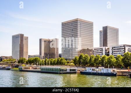 Die Nationalbibliothek Francois Mitterrand am Ufer der seine in Paris, Frankreich, und das schwimmende Schwimmbad Josephine Baker im Vordergrund. Stockfoto