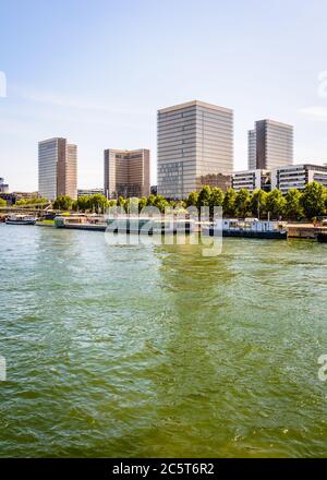 Die Nationalbibliothek Francois Mitterrand am Ufer der seine in Paris, Frankreich, und das schwimmende Schwimmbad Josephine Baker im Vordergrund. Stockfoto