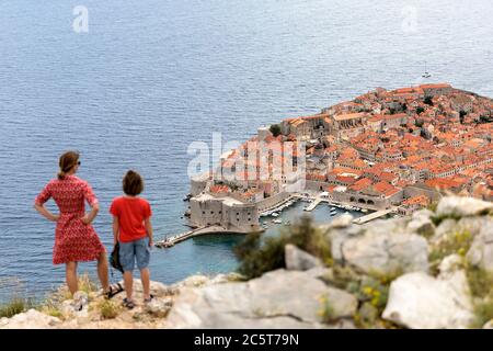 Mutter und Sohn stehen auf Felsen mit herrlichem Panoramablick auf die historische Stadt Dubrovnik, vom SRD Berg Stockfoto