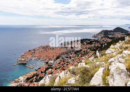 Panorama-Luftaufnahme der historischen Stadt Dubrovnik, vom SRD-Berg Stockfoto