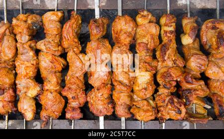 Schaschlik (Schischkebab) - traditionelle georgische Grill auf einer Weinrebe Holzkohle zubereitet. Stockfoto