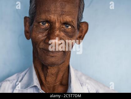 Porträt eines indischen älteren Mannes mit blauen Augen Stockfoto