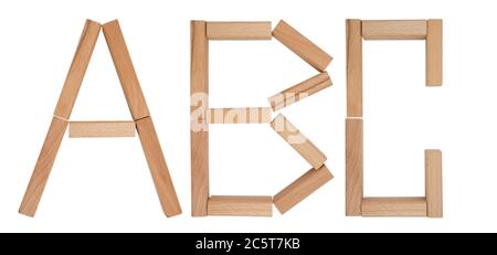 Alphabet Buchstaben von hölzernen Spielzeugblöcken isoliert auf weißem Hintergrund. Beschneidungspfad enthalten. Stockfoto