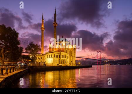 Ortaköy Moschee und den Bosporus Brücke bei Sonnenaufgang, Istanbul, Türkei Stockfoto