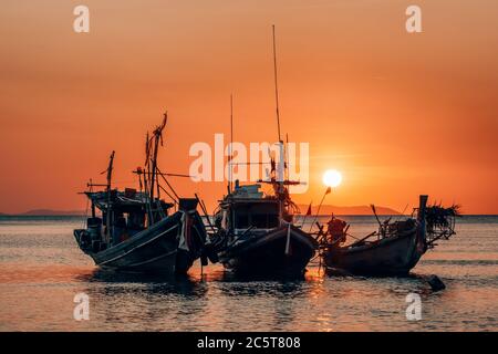 Traditionelle thailändische Fischboote im Meer bei Dämmerung in Thailand Stockfoto