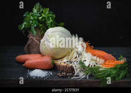 Stillleben mit rohem Gemüse auf einem Holzregal im Keller. Stockfoto