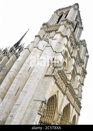 Kathedrale Notre Dame in Paris. Isoliert über Weiß. Stockfoto