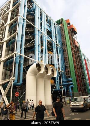 PARIS FRANKREICH - JULI 25: Das freiliegende HLK-System im Centre Georges Pompidou, das Centre wurde vom italienischen Architekten Renzo Piano im Jahre 1977 J entworfen Stockfoto