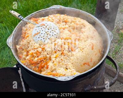 Usbekische Pilaw - Reis mit Fleisch, Gewürzen und Karotten. Stockfoto