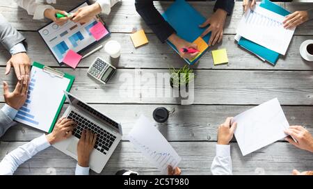 Business Corporate Management Planung Team Konzept, Menschen sitzen um Bürotisch und arbeiten mit Finanzdaten Berichte Stockfoto