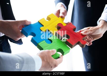 Business People Team Montage vier Farbe Puzzle-Stücke Einheit Zusammenarbeit Ideen Konzept Stockfoto