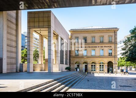 Allgemeine Ansicht des Empfangsgebäudes des Ministeriums für Wirtschaft und Finanzen im Bercy-Viertel in Paris, Frankreich. Stockfoto