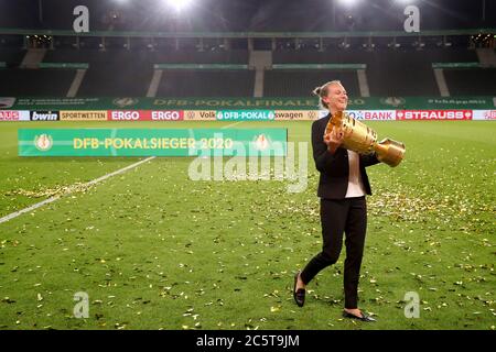 Berlin, Deutschland. Juli 2020. Fußball: DFB-Pokal, Finale: Bayer Leverkusen - FC Bayern München im Olympiastadion. Kathleen Krüger, Teamleiterin des FC Bayern München, trägt den Pokal über das Spielfeld. Der FC Bayern München ist zum 20. Mal DFB-Pokalsieger. Quelle: Alexander Hassenstein/Getty Images Europe/Pool/dpa/Alamy Live News Stockfoto