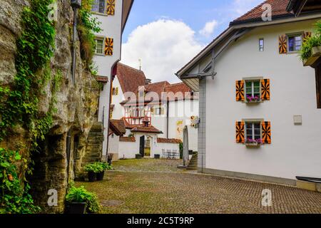 Ansicht des malerischen Hofes in Schloss Trostburg (Teufenthal), in Teufenthal, Kanton Aargau. Schweiz. Stockfoto