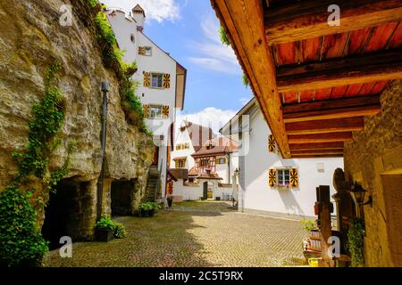 Ansicht des malerischen Hofes in Schloss Trostburg (Teufenthal), in Teufenthal, Kanton Aargau. Schweiz. Stockfoto