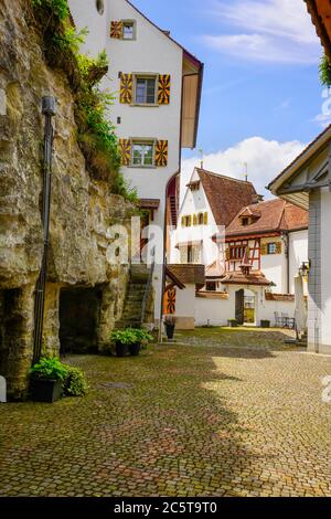 Ansicht des malerischen Hofes in Schloss Trostburg (Teufenthal), in Teufenthal, Kanton Aargau. Schweiz. Stockfoto