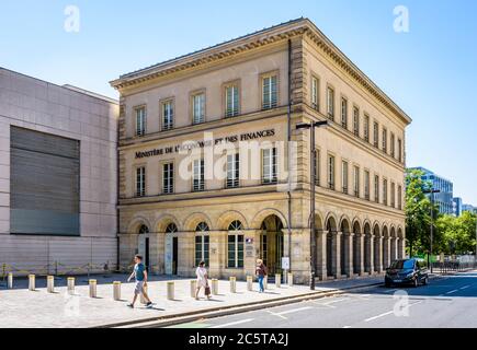 Allgemeine Ansicht des Empfangsgebäudes des Ministeriums für Wirtschaft und Finanzen im Bercy-Viertel in Paris, Frankreich. Stockfoto