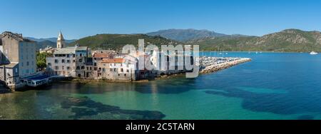 Beste Aussicht auf Saint-Florent Dorf in Korsika unter einem großen Blauer Himmel im Sommer Stockfoto