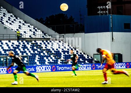 Allgemeine Ansicht Mapei Stadion mit Mond während des italienischen 'Serie A'-Spiels zwischen Sassuolo 4-2 Cagliari im Mapei Stadion am 04. Juli 2020 in Reggio Emilia, Italien. Quelle: Maurizio Borsari/AFLO/Alamy Live News Stockfoto